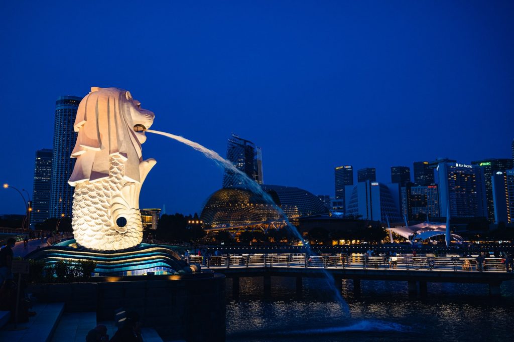 Merlion gold statue of man and woman